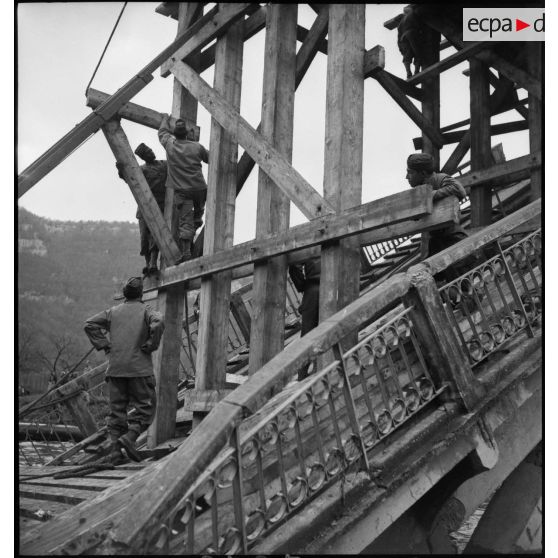 Sapeurs du Génie de la 1re Armée française reconstruisant le pont de Laissey, détruit par les armées allemandes en retraite.