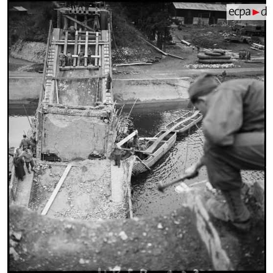 Sapeurs du Génie de la 1re Armée française reconstruisant le pont de Laissey, détruit par les armées allemandes en retraite.