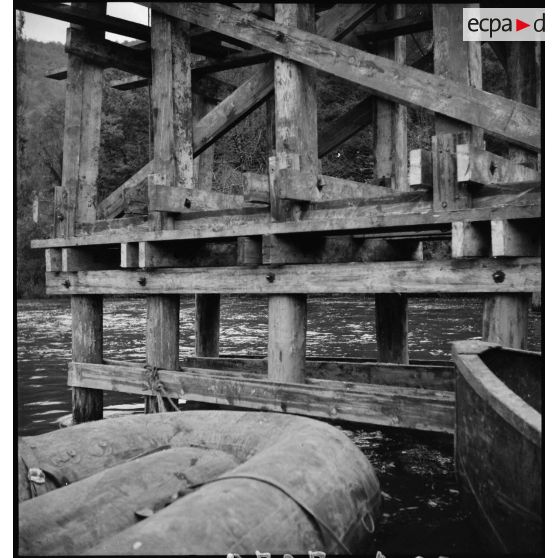 Sapeurs du Génie de la 1re Armée française reconstruisant le pont de Laissey, détruit par les armées allemandes en retraite.