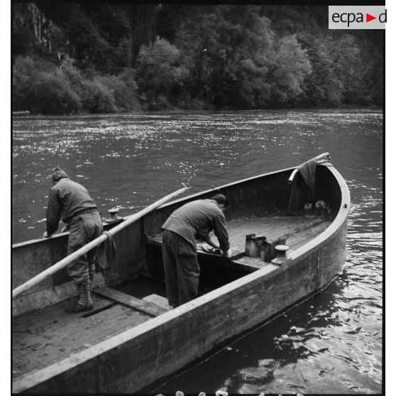 Sapeurs du Génie de la 1re Armée française reconstruisant le pont de Laissey, détruit par les armées allemandes en retraite.