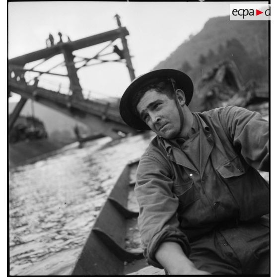 Sapeurs du Génie de la 1re Armée française reconstruisant le pont de Laissey, détruit par les armées allemandes en retraite.
