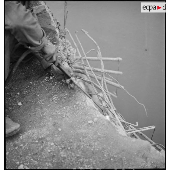 Vue du pont de Laissey sur le Doubs, détruit par les armées allemandes en retraite.