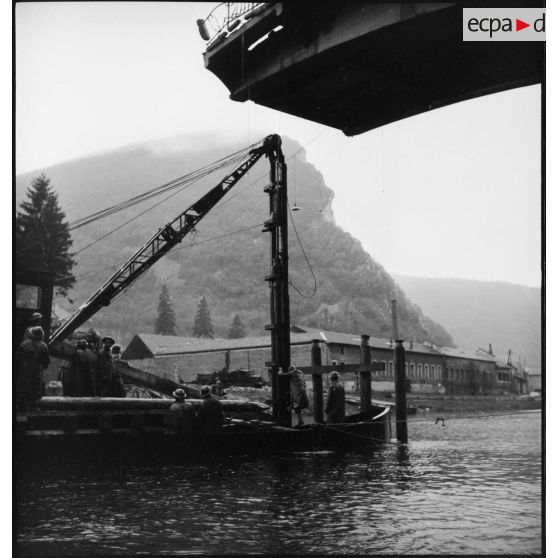 Grue servant aux travaux de reconstruction du pont de Laissey sur le Doubs détruit par les armées allemandes en retraite.