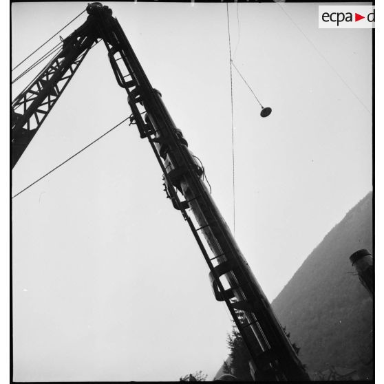 Grue servant aux travaux de reconstruction du pont de Laissey sur le Doubs détruit par les armées allemandes en retraite.