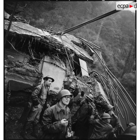 Vue du pont de Laissey sur le Doubs, détruit par les armées allemandes en retraite.