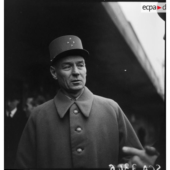 Le général de corps d'armée Mast, résident général de France en Tunisie.