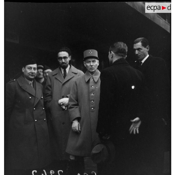 Le général de corps d'armée Mast, résident général de France en Tunisie en compagnie de diverses autorités locales et politiques.