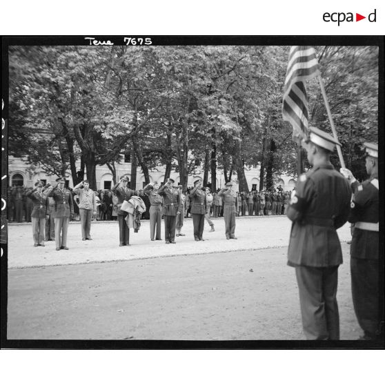 Salut des généraux américains et français lors d'une remise de décoration au général de Lattre de Tassigny.