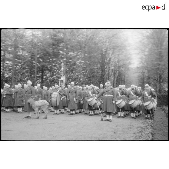 La nouba et la mascotte (un bouc) du 5e RTM (régiment de tirailleurs marocains) lors d'une prise d'armes avec la 2e DIM (division d'infanterie marocaine) dans le parc d'un château dans le Doubs à l'occasion de la commémoration du 11 Novembre.