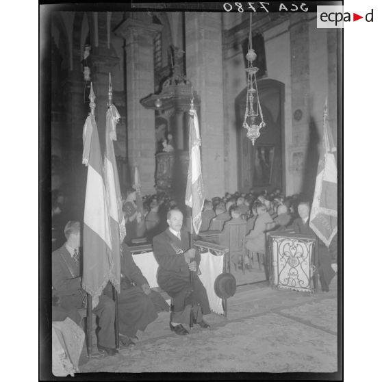 Office religieux dans une église (à Vesoul ?) avec la 1re DB.