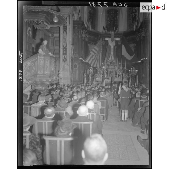 Office religieux dans une église avec la 1re DB.