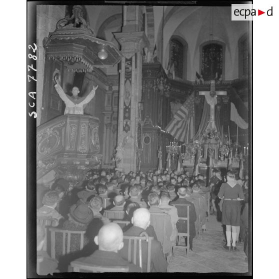 Office religieux dans une église avec la 1re DB.