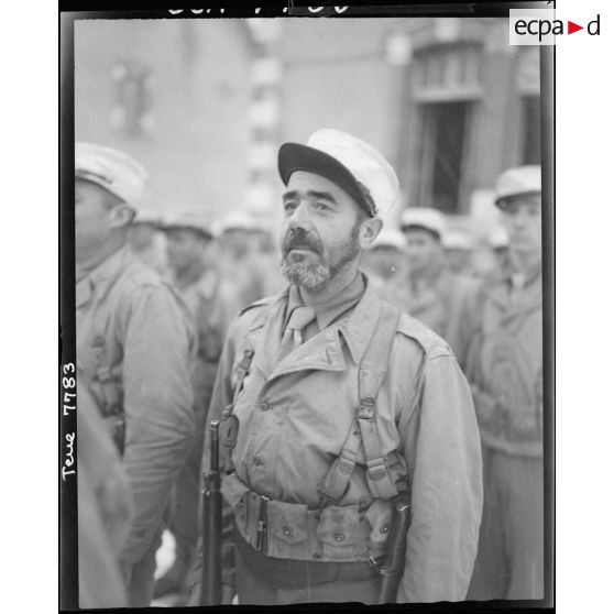 Légionnaires, peut-être du RMLE de la 5e DB, lors d'une prise d'armes avec la 1re DB à l'occasion de la commémoration du 11 Novembre (à Vesoul ?).