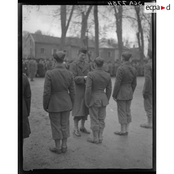 Remise de décoration aux hommes de la 1re DB par le général Touzet du Vigier.