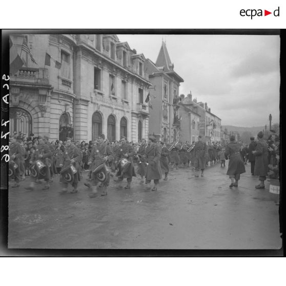 Défilé de la musique du 2e Bataillon de zouaves (de la 1re Demi-brigade de zouaves) à Vesoul.