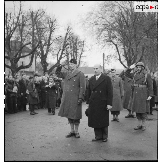 Salut du général Touzet du Vigier lors d'une prise d'armes à Vesoul.