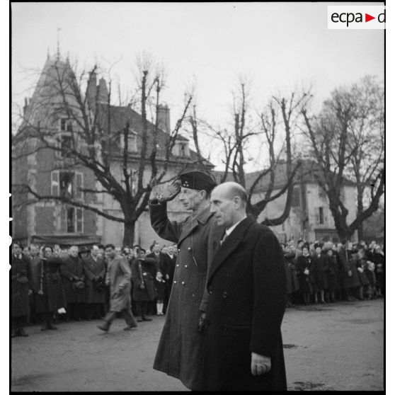 Salut du général Touzet du Vigier lors d'une prise d'armes à Vesoul.