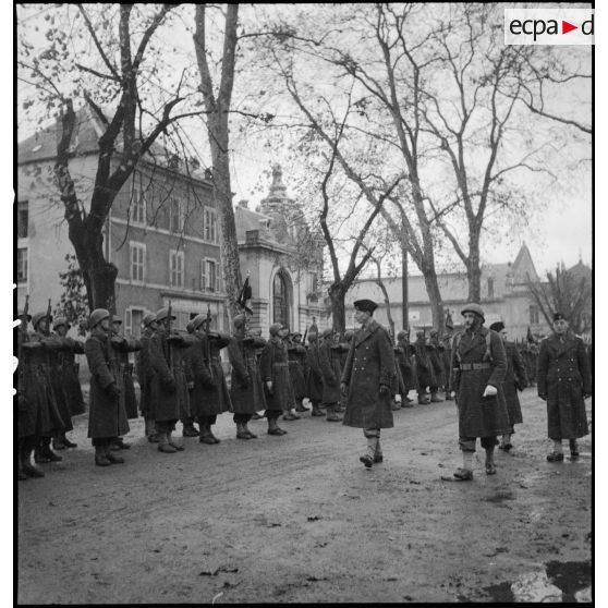 Revue des troupes de la 1re DB par le général Touzet du Vigier.