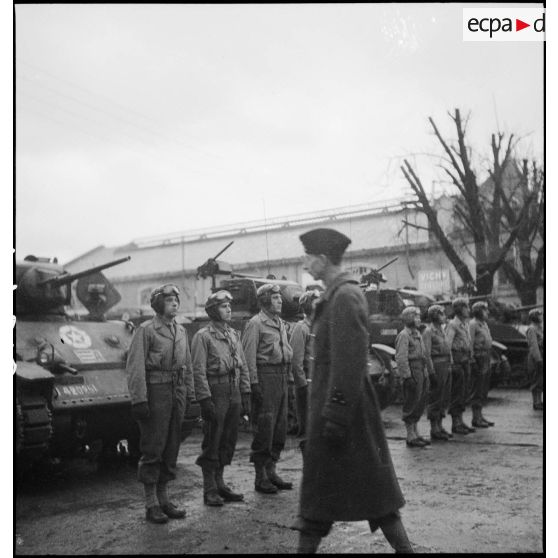 Rervue des troupes de la 1re DB par le général Touzet du Vigier.