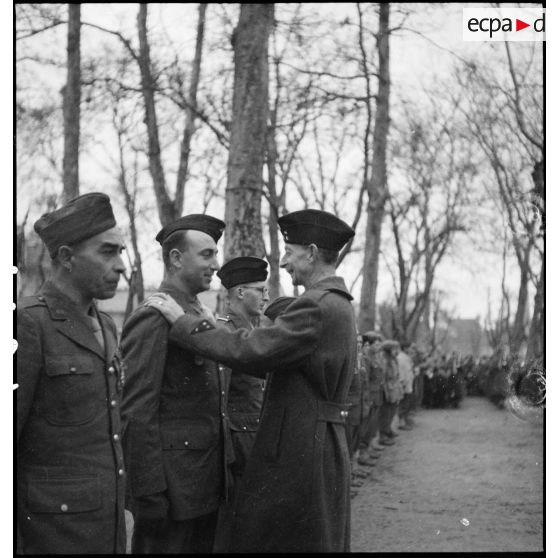 Remise de décorations aux hommes de la 1re DB par le général Touzet du Viger.