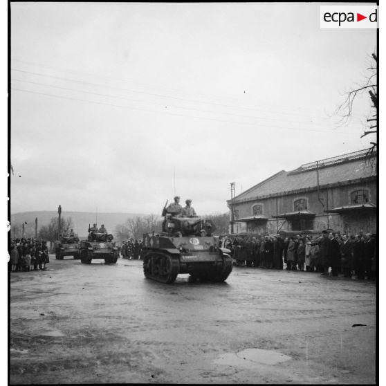 Défilé de blindés du 2e RCA lors d'une cérémonie (à Vesoul ?) avec la 1re DB à l'occasion de la commémoration du 11 Novembre.