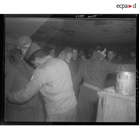 Fouille de prisonniers allemands.