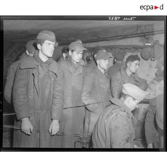 Les prisonniers attendent d'être interrogés.