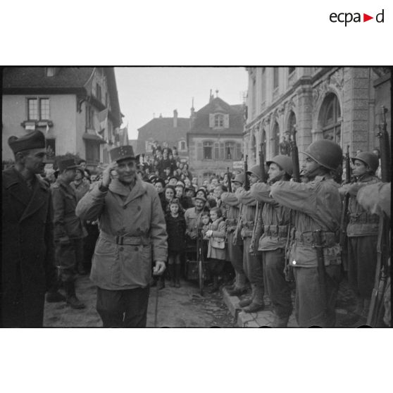Revue d'un piquet d'honneur par le général de Lattre de Tassigny, commandant la 1re Armée, à son arrivée dans Montbéliard libéré dans la journée par les troupes françaises.