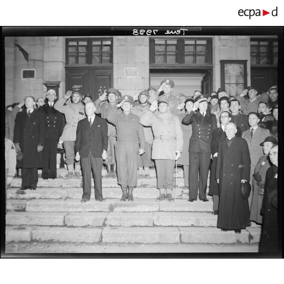 Photographie de groupe à l'hôtel de ville de Montbéliard libérée, avec le général de Lattre de Tassigny entouré de nombreuses autorités militaires et civiles.