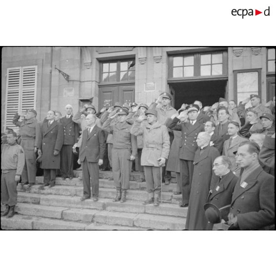 Photographie de groupe à l'hôtel de ville de Montbéliard libérée, avec le général de Lattre de Tassigny entouré de nombreuses autorités militaires et civiles.