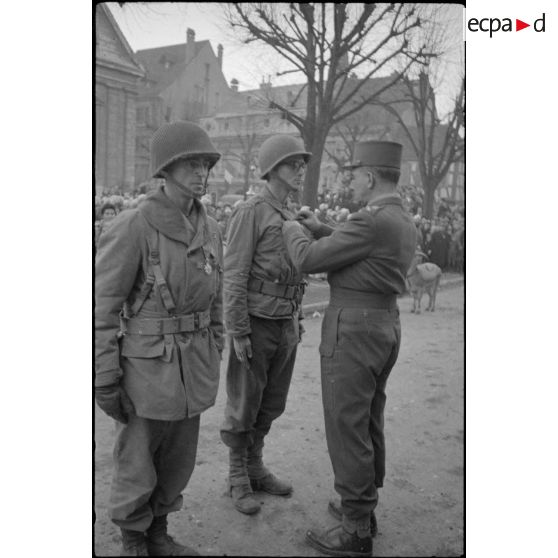 Remise de décoration à des officiers de la 1re Armée française par le général de Lattre de Tassigny à Montbéliard, le 17 novembre 1944.