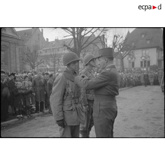 Remise de décoration à des officiers de la 1re Armée française par le général de Lattre de Tassigny à Montbéliard, le 17 novembre 1944.