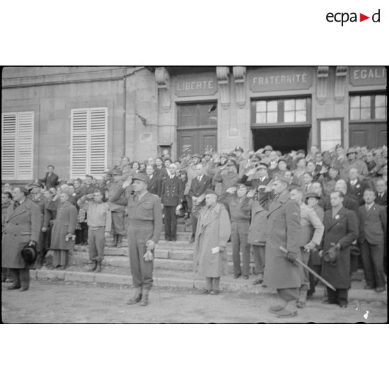 Photographie de groupe à l'hôtel de ville de Montbéliard libérée, avec le général de Lattre de Tassigny entouré de nombreuses autorités militaires et civiles.