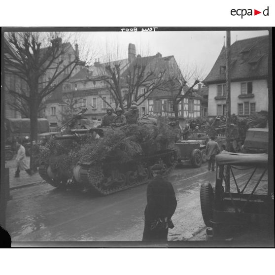 Char camouflé du CC5 (Combat command 5) défilant dans les rues de Montbéliard lors d'une cérémonie célébrant la libération de la ville à laquelle il a contribué.