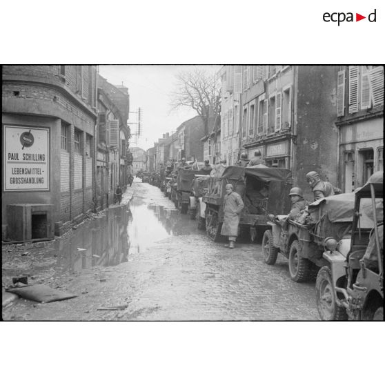 Une colonne de véhicules du sous-groupement Rouvillois, du groupement tactique Dio (GTD), de la 2e division blindée (2e DB) stationne dans une rue de Dieuze.