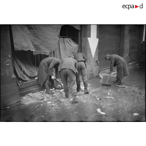 Déblaiement des rues de Metz par des prisonniers allemands après les combats de libération de la ville.
