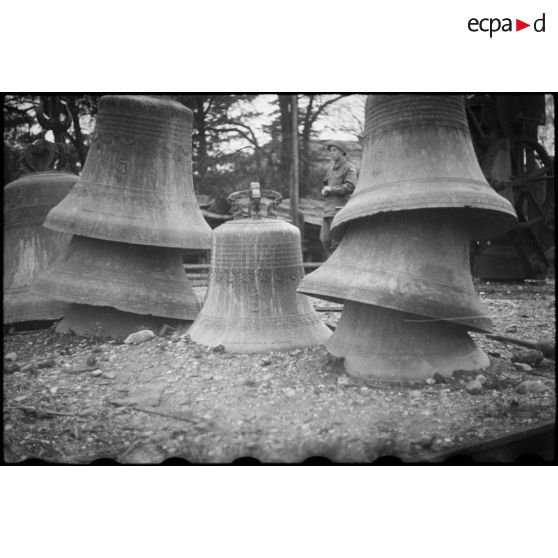 Récupération de cloches d'églises de Lorraine prises par les troupes allemandes.