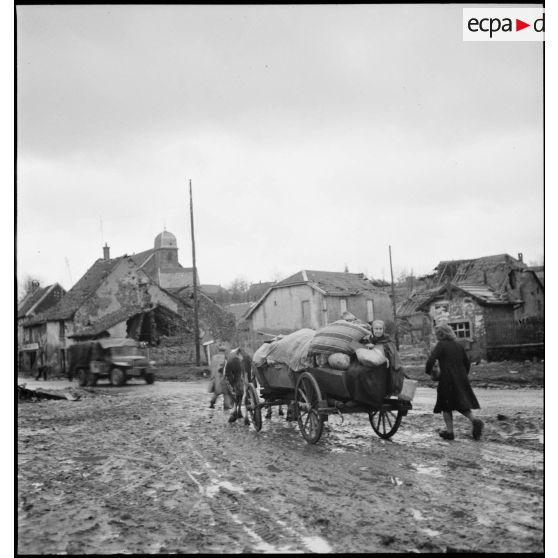 Habitants de retour dans leur village une fois libéré par les troupes de la 1re armée française.