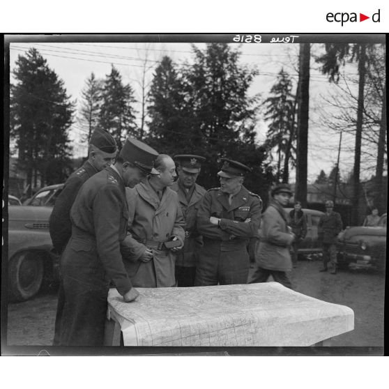 Les généraux américains et français situent la progression des troupes sur la carte.