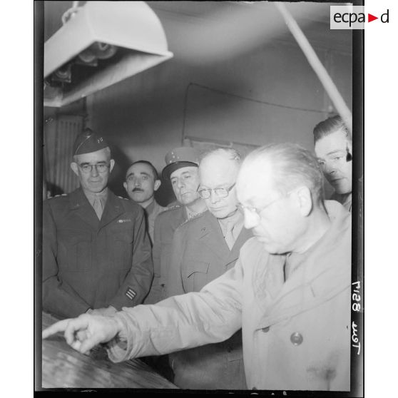 Les généraux américains et français situent les progressions sur la carte.