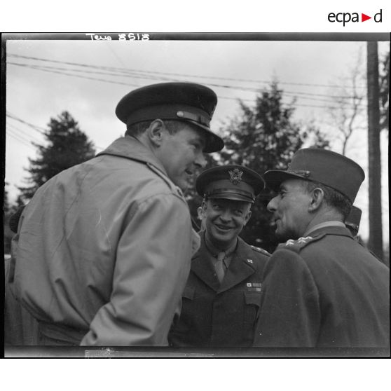 Les généraux d'armée Eisenhower et de Lattre de Tassigny.