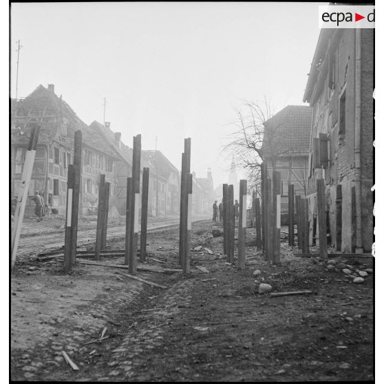 Barrage antichars allemand dans la ville de Dannemarie.