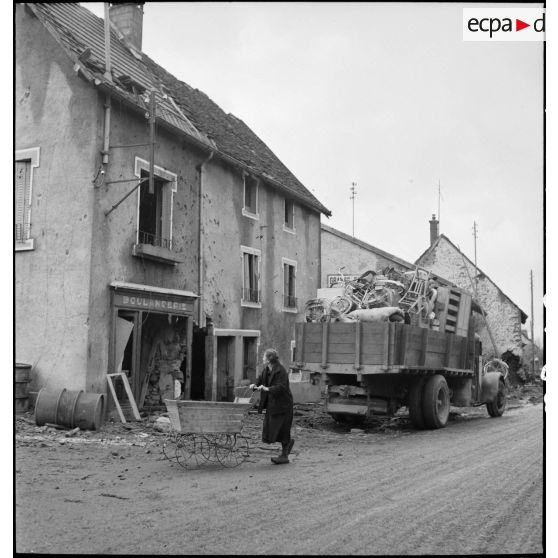 Habitants de Dannemarie lors de la libération de la commune par la 5e DB.