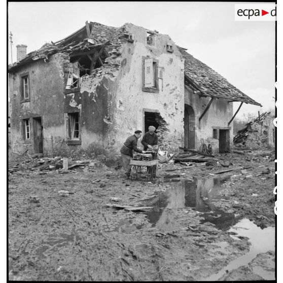 Habitants de Dannemarie lors de la libération de la commune par la 5e DB.