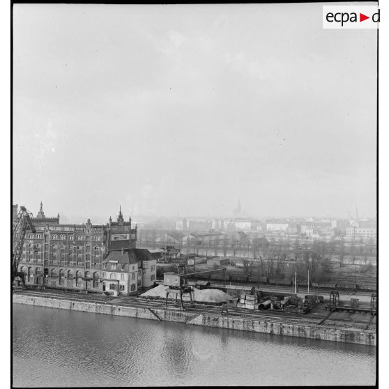 La ville de Kehl, vue depuis la terrasse d'une minoterie, située dans l'île entre le Rhin et le petit Rhin.