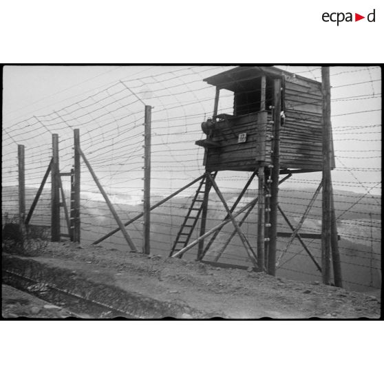 Mirador et double enceinte électrifiée de fils de fer barbelés du camp de concentration de Natzweiler-Struthof.