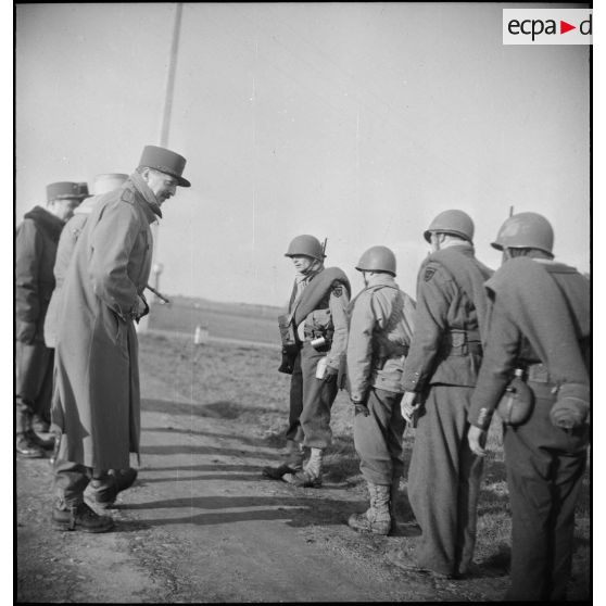 Le général Koenig, commandant en chef des FFI (Forces françaises de l'intérieur) et des hommes de la 10e DI (division d'infanterie), lors d'une inspection de la division près de Remauville (Seine-et-Marne).