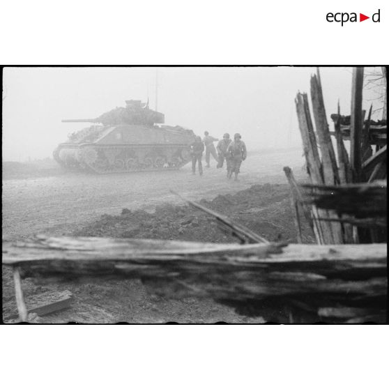Des fantassins de la 2e division blindée (2e DB) progressent dans les environs de Strasbourg, appuyés par des chars du 501e régiment de chars de combat (501e RCC).