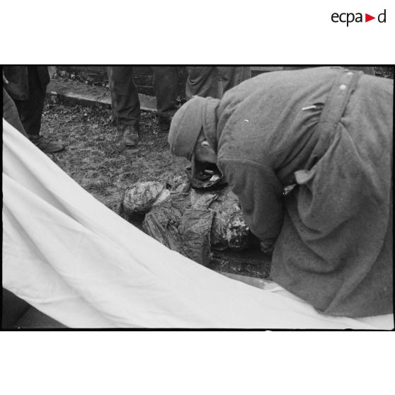 Exhumation des corps de résistants fusillés par des prisonniers allemands le 10 octobre 1944 à Banvillars.