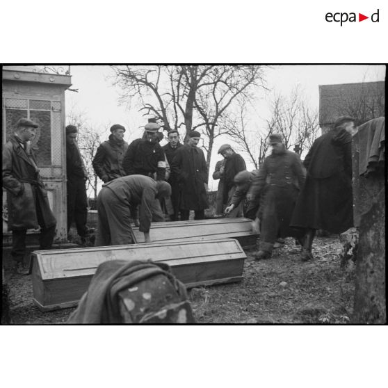 Mise en bière de résistants fusillés par les Allemands à Banvillars (Territoire de Belfort).